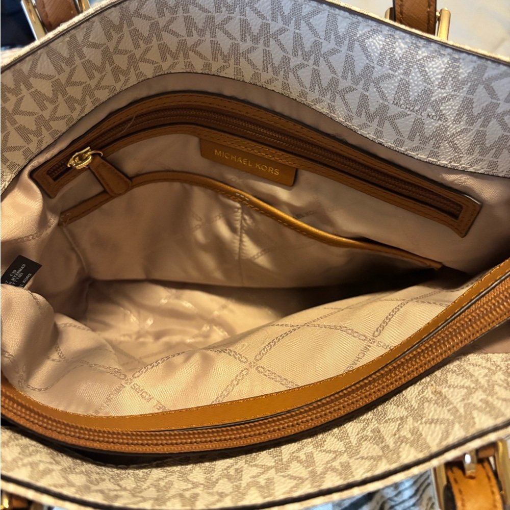 Michael Kors Jet Set Medium Logo Pocket Tote Bag - Picture 6 of 7